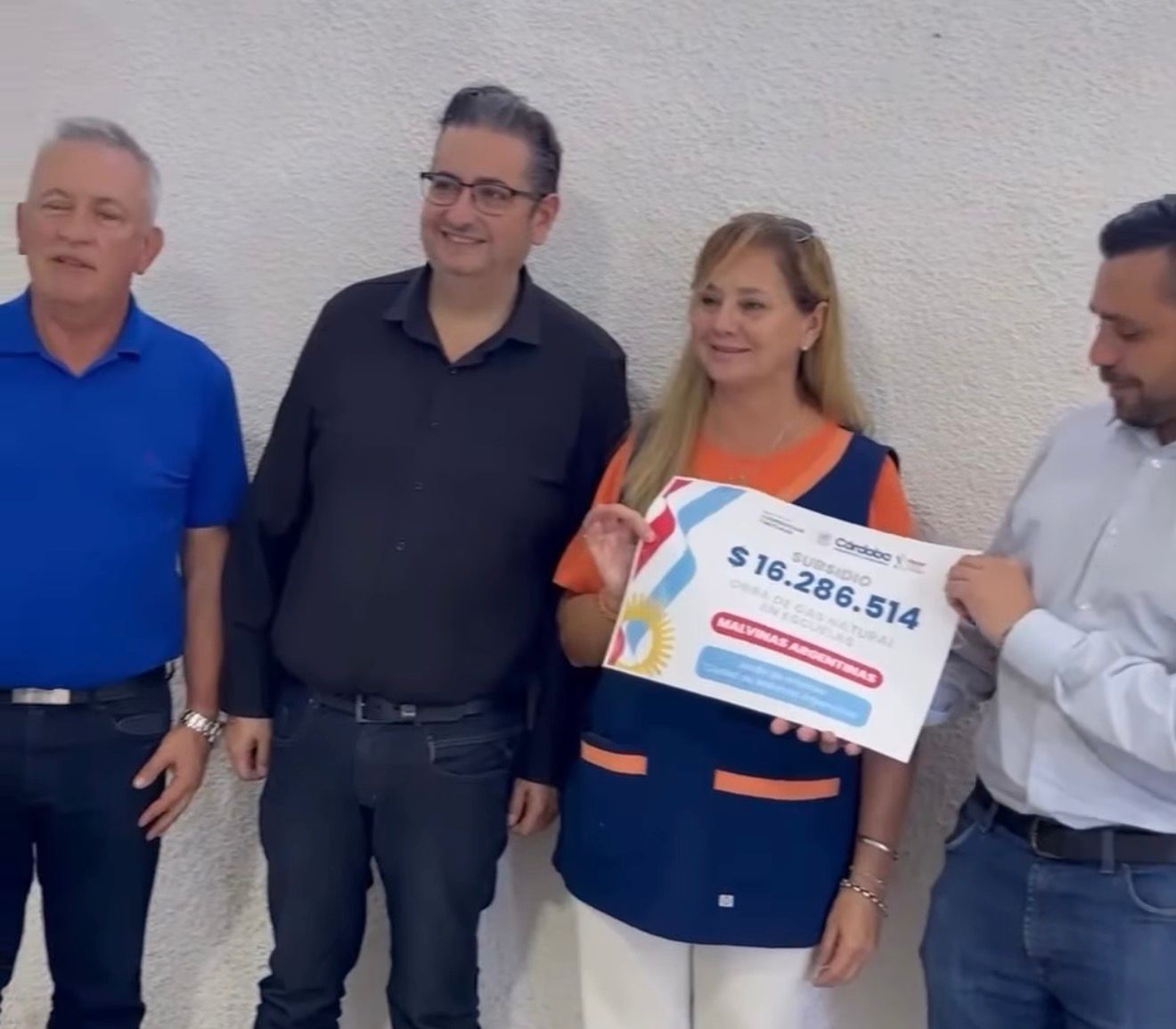 El ministro Gustavo Brandán estuvo en Malvinas Argentinas entregando a establecimientos educativos subsidios del programa Conectar Gas Escuelas