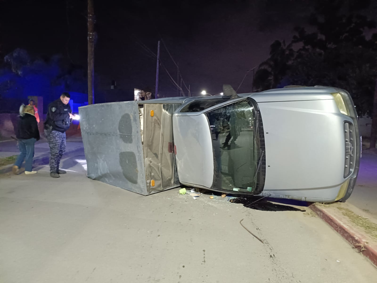 Volcó una camioneta en Av. San Martín y el conductor sufrió lesiones leves