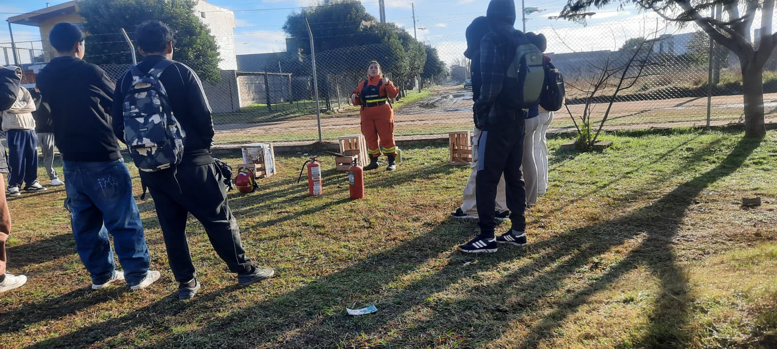 Bomberos Voluntarios de Malvinas Argentinas brindaron una capacitación sobre uso y manejo de extintores