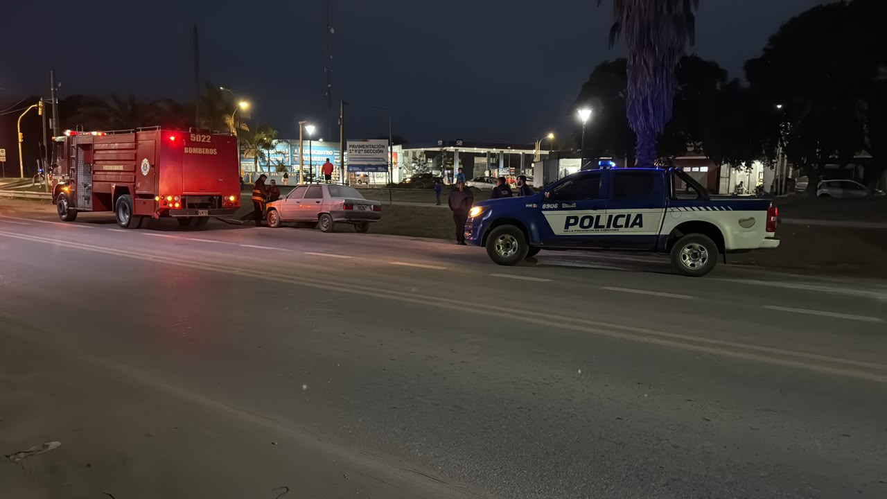 Principio de incendio de un vehículo en Av. Presidente Illia a la altura del paso nivel